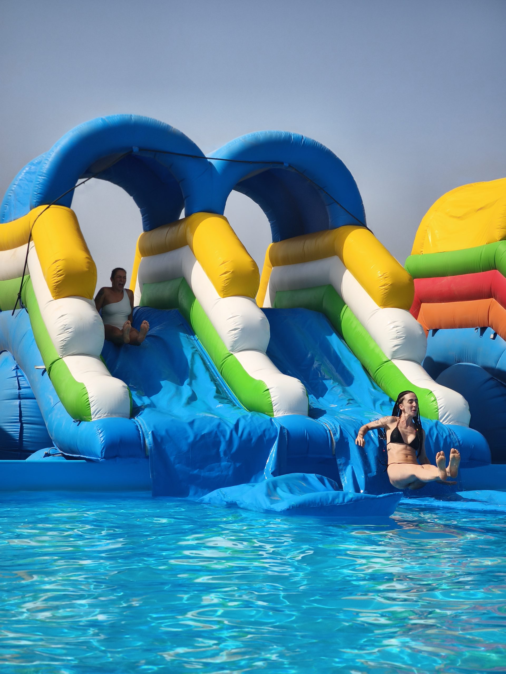 Grupos disfrutando del parque acuático Yujuland Málaga