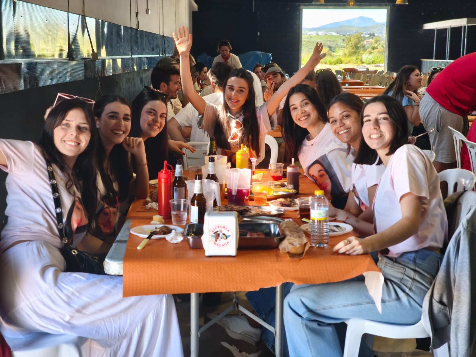 Comida de amigas en Pool Party Málaga con Yujuland