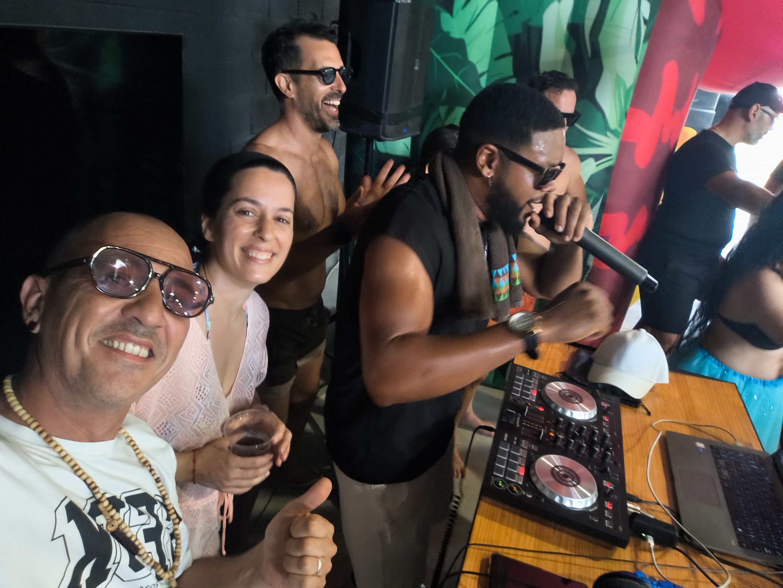 DJ en fiesta de piscina en Málaga con Yujuland