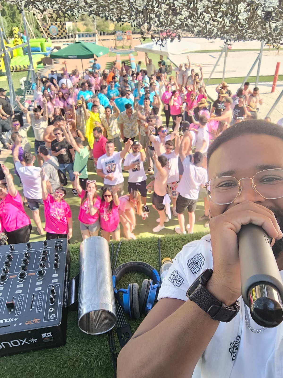 DJ con música en vivo en Pool Party Málaga Yujuland