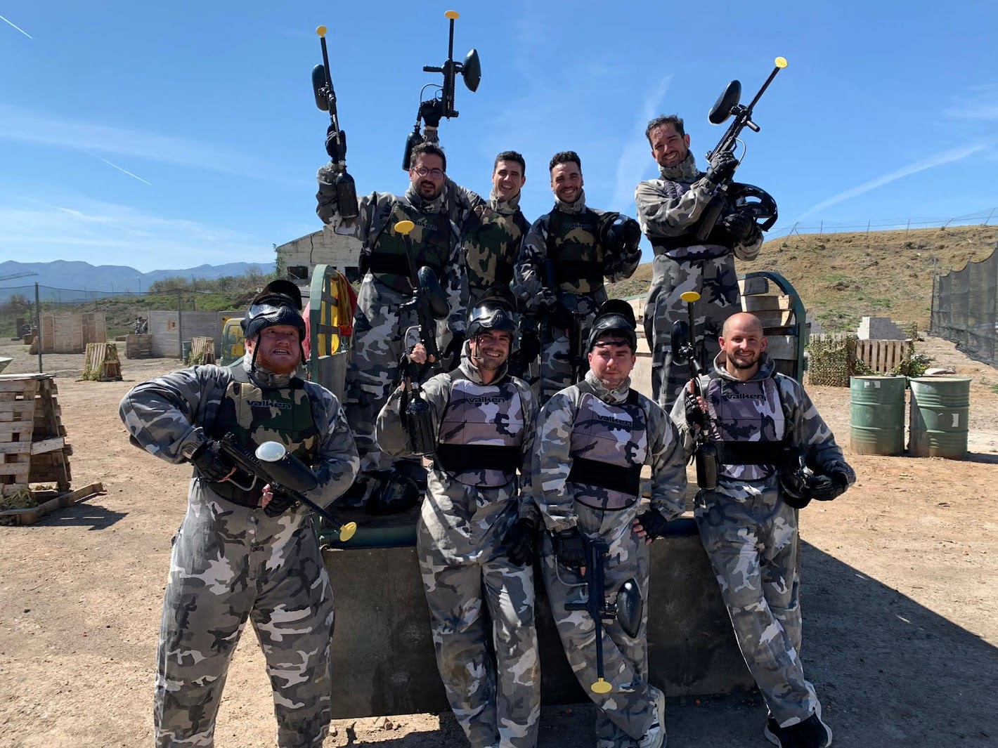Grupo de despedida de solteros jugando al paintball en Málaga