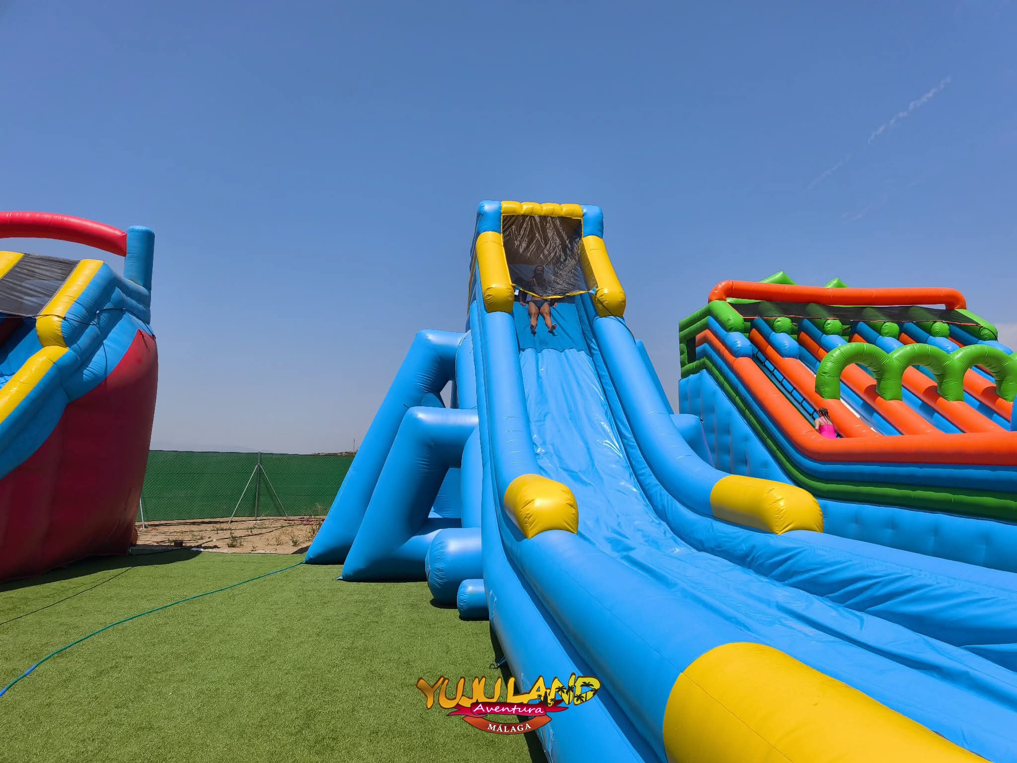 Parque Acuático Hinchable en Málaga - Toboganes y piscinas gigantes en Yujuland