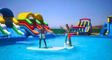 piscina con toboganes de colchonetas hinchables