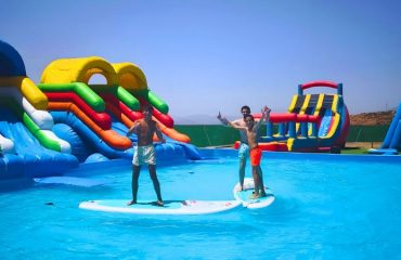 piscina con toboganes de colchonetas hinchables