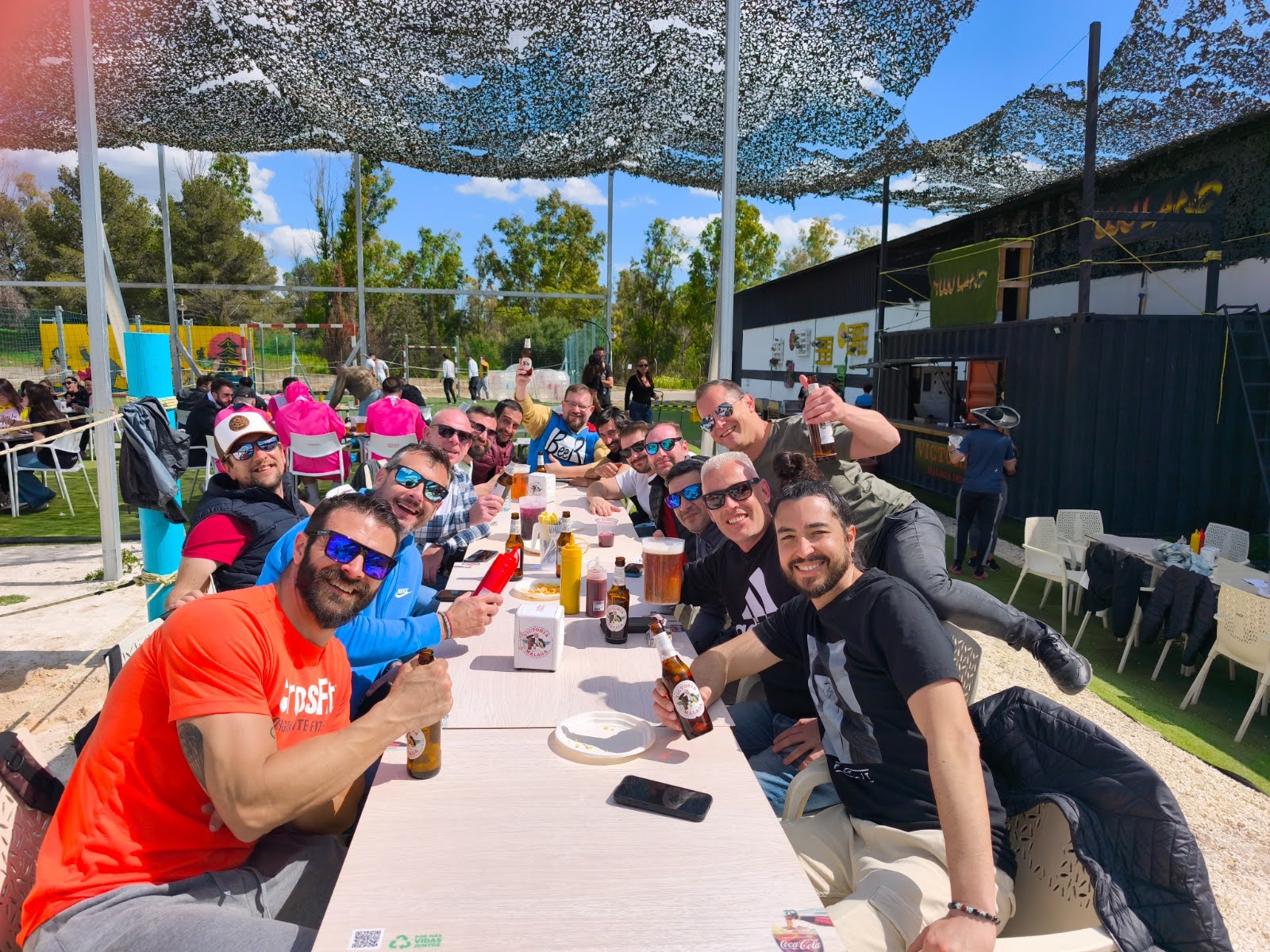 Reunión de amigos comiendo en Pool Party Yujuland Málaga
