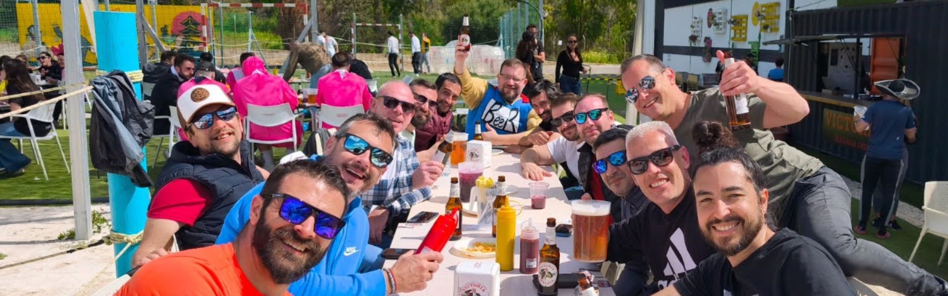 Grupo de amigos disfrutando de barbacoa y comida en Yujuland Málaga