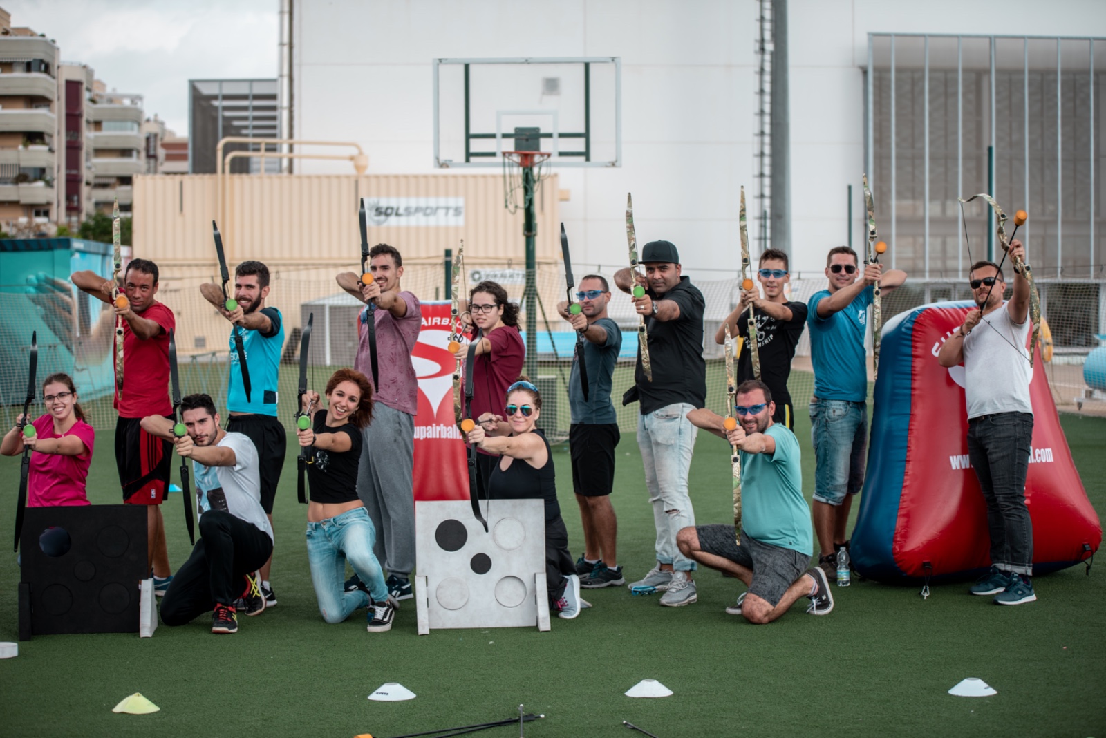 Grupos disfrutando de Archery Tag en Yujuland Málaga