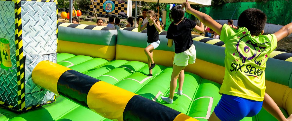 Pruebas de obstáculos en el circuito de Humor Amarillo de Yujuland Málaga