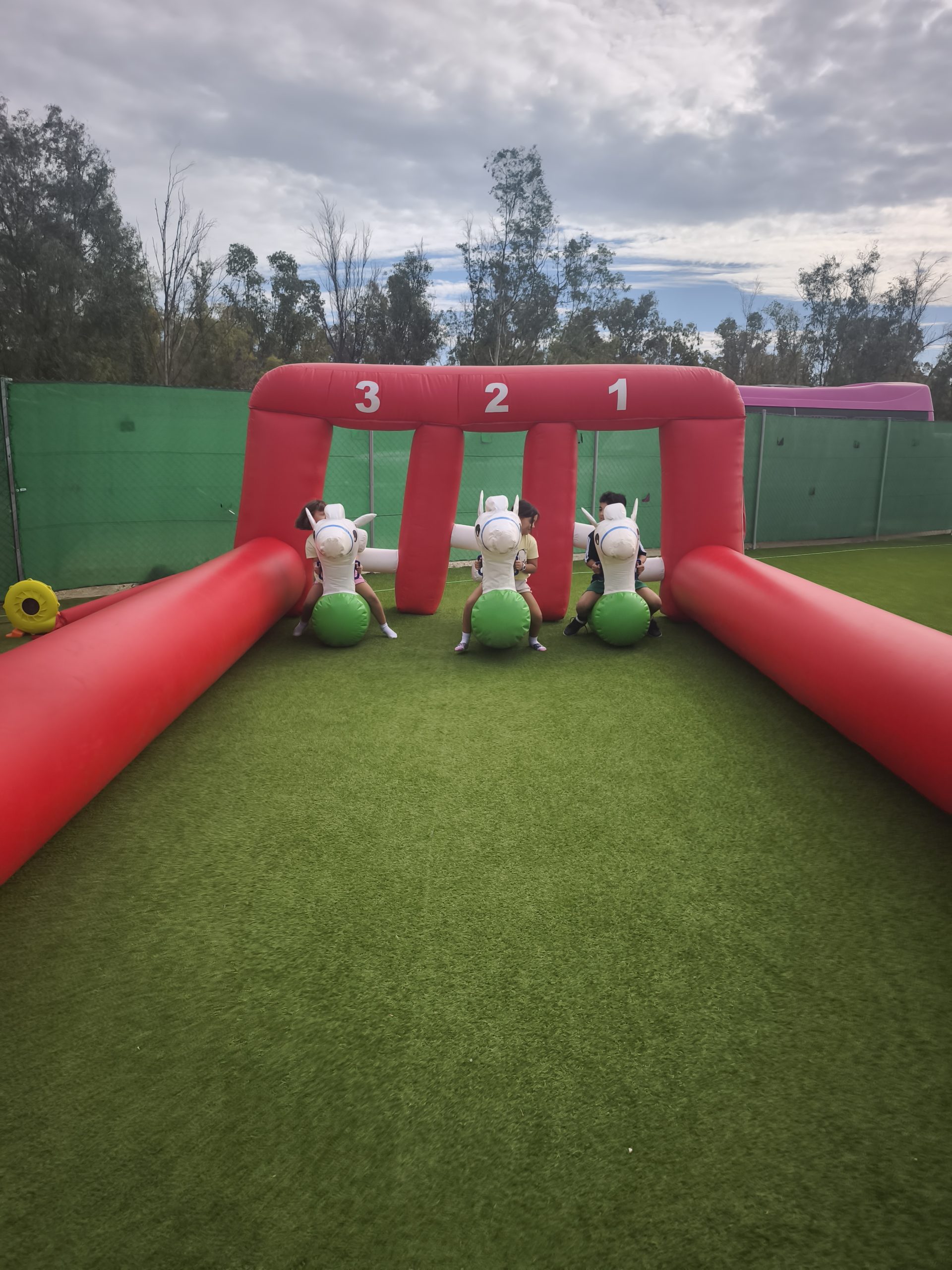 Carrera de caballos hinchables en Yujuland Kids, Campanillas