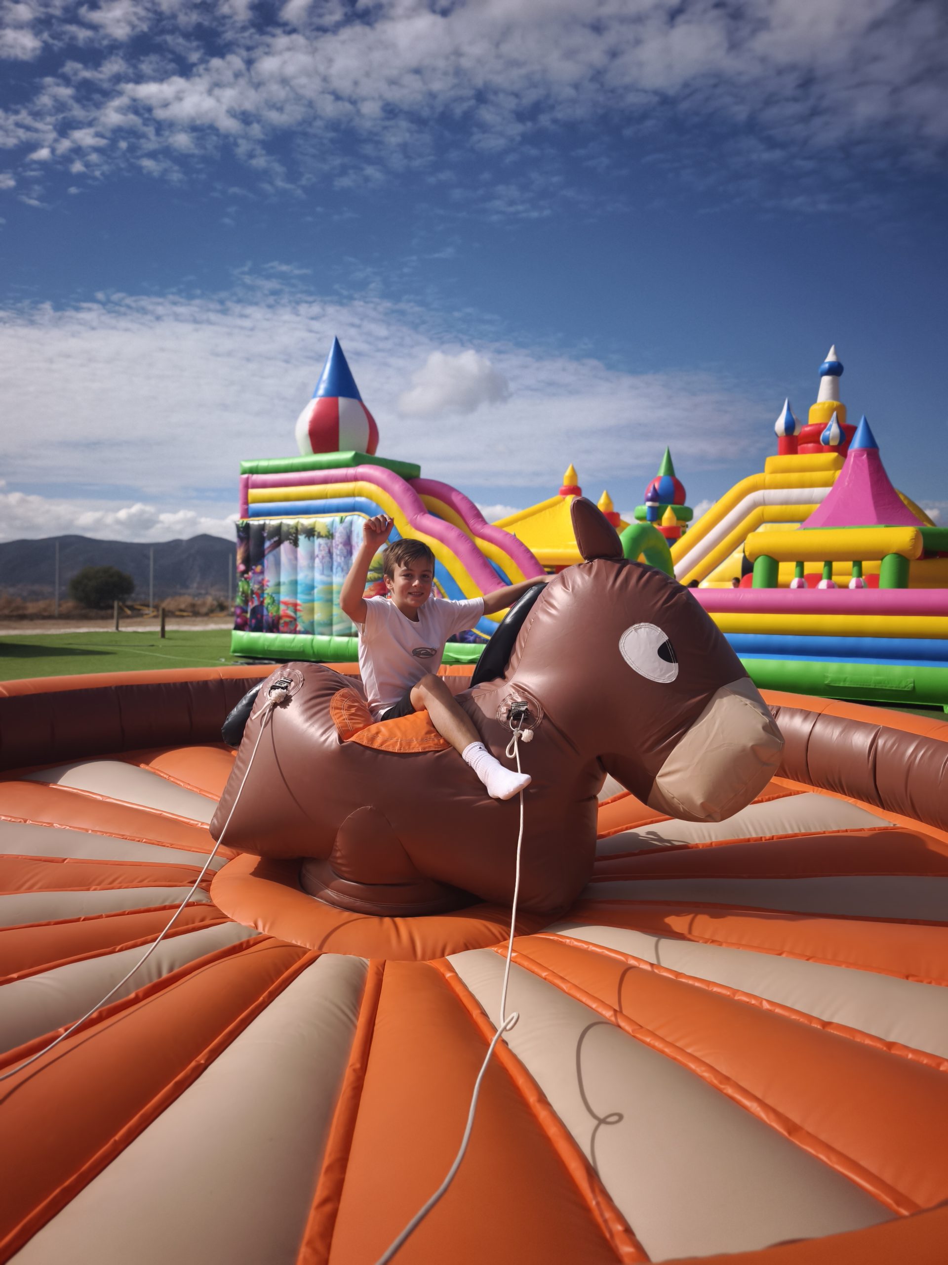 Zona infantil con hinchables para los más pequeños en Yujuland Kids
